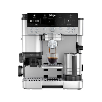 Ninja Luxe Café Premier Plus ES655EU in Silber mit Siebträger und Milchkännchen