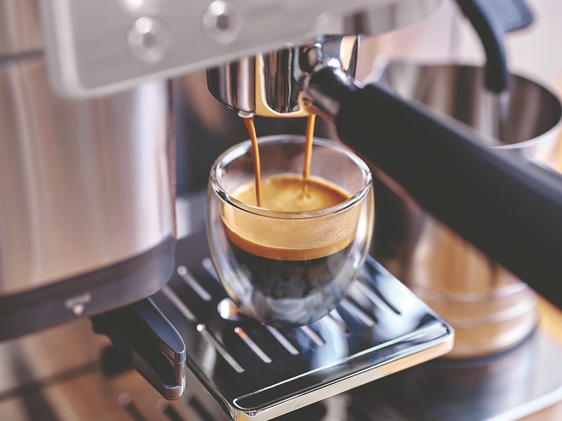 Ninja Luxe Café Premier Plus ES655EU in Silber mit Siebträger und Milchkännchen